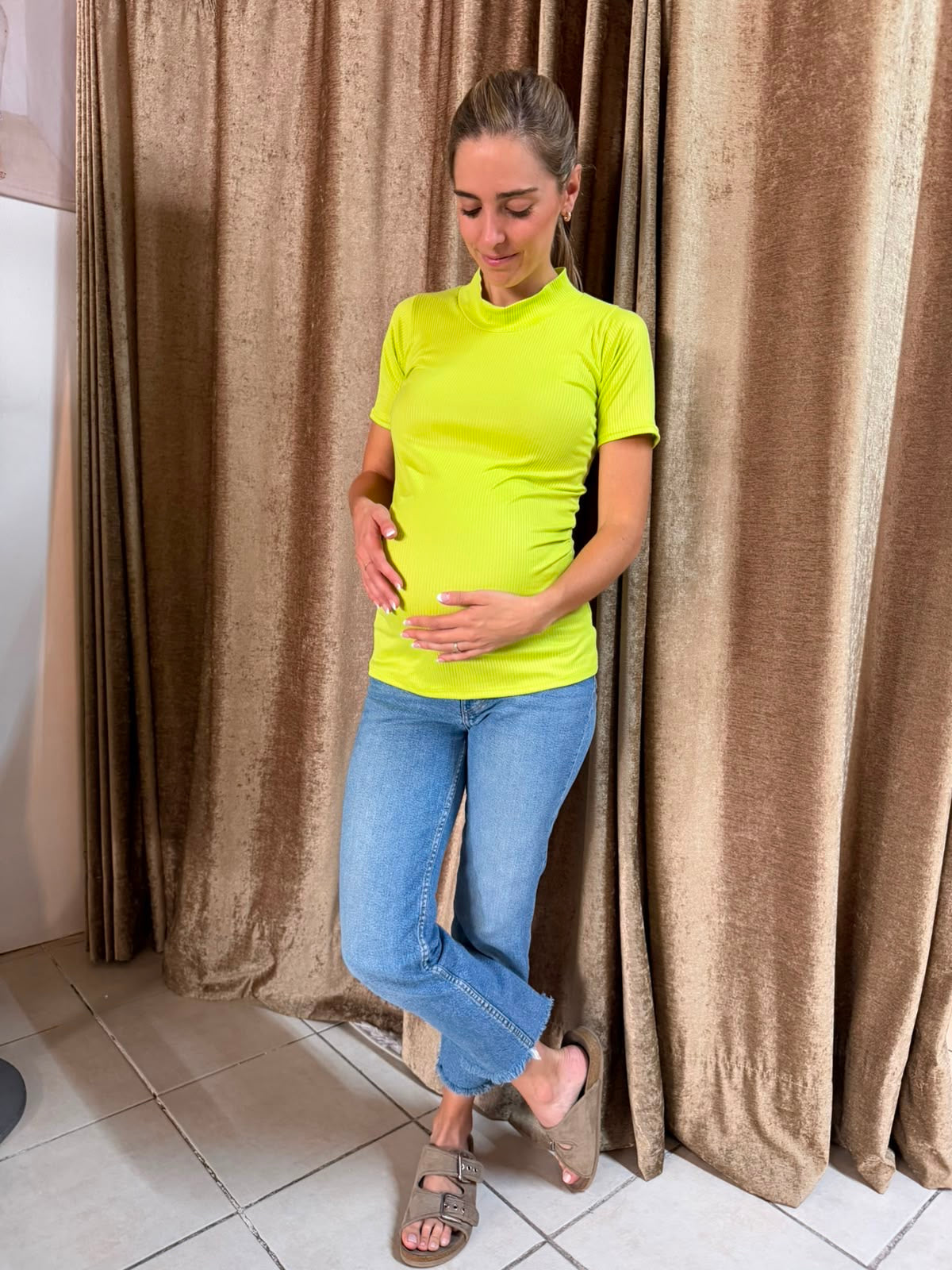 Blusa de maternidad verde limón con cuello